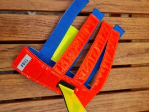 Reflexhalsband Röd 40 cm Bredd 5 cm + 2 gula flärpar + 6 röda flärpar