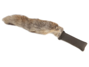 Tygdummy med rävsvans Tyg khaki Ca 260 g Längd ca 18 cm + svans ca 30 cm Diameter ca 5 cm