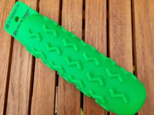 Plastdummy Grön Totallängd utan handtag ca 30 cm Diameter ca 7,5 cm Rephandtag färg varierar