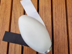 Dummy till apportkastare Vit plast med svart och vit streamer Längd ca 12,5 cm Diameter ca 7,5 cm  Sporting Saint