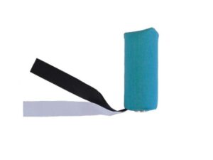 Dummy till apportkastare Grön tyg med svart och vit streamer Längd ca 16 cm Diameter ca 7,5 cm Sporting Saint