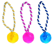 Boll TPR Rephandtag Flyter Färg varierar Boll diameter ca 6,5 cm Totallängd ca 18 cm