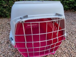 Plastbur Metalldörr Bottenfärg varierar (ljusblå, ljusgrön eller rosa) Ovandel ljusgrå 51x31x34 cm Max 5 kg Sändes EJ på postor